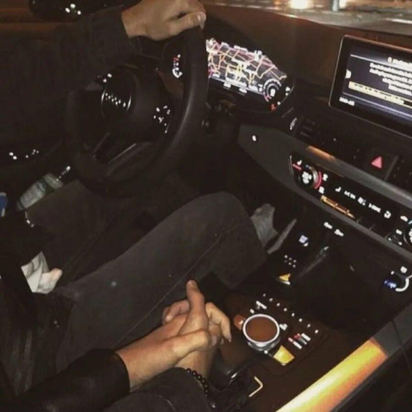 Парень за рулем