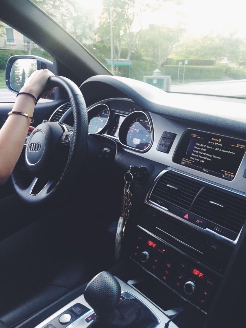 Девушка в машине Ауди