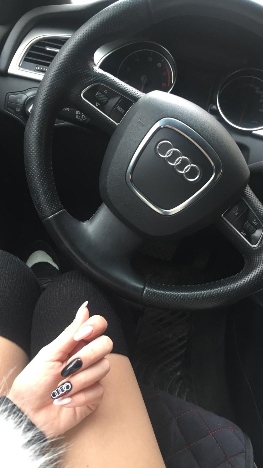 Девушка за рулем Ауди