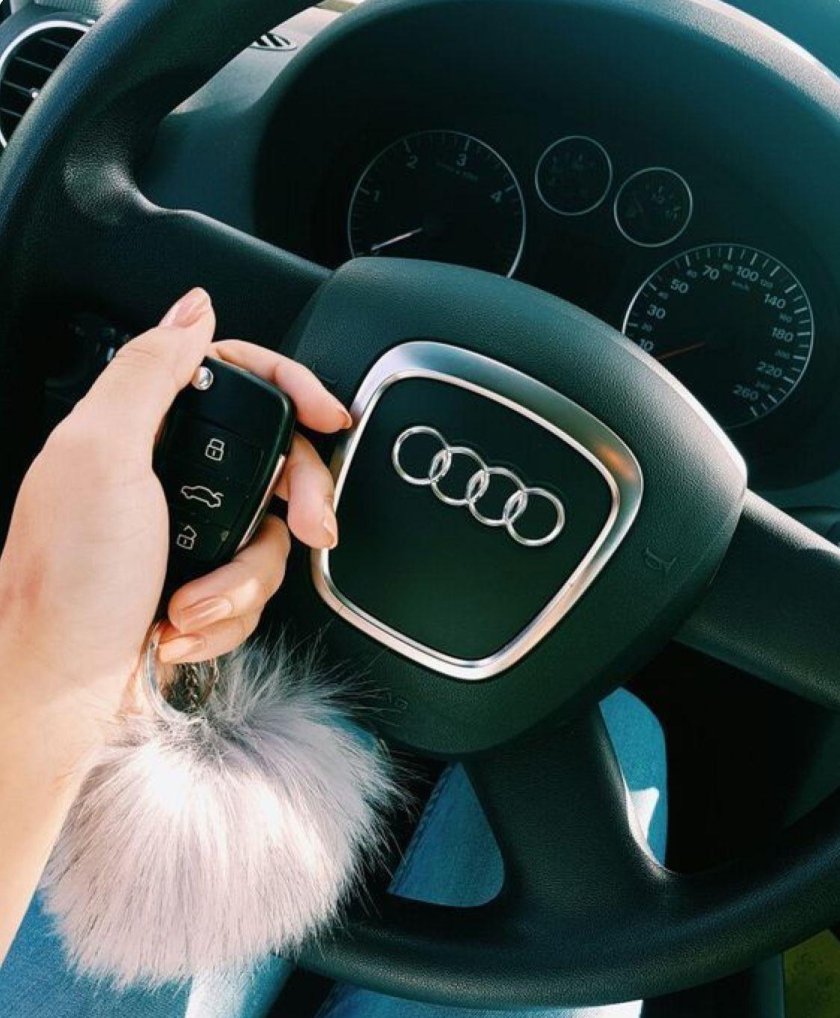 Ключи от Ауди в руке