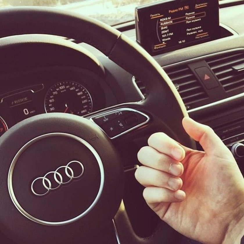 Девушка за рулем Ауди
