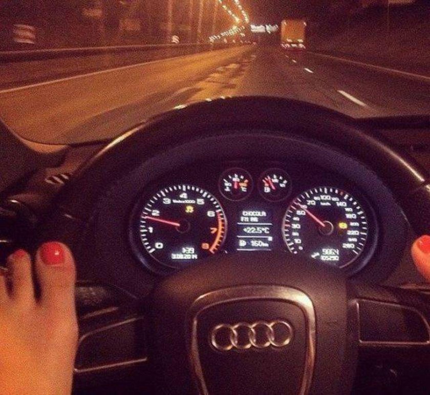 Девушка за рулем