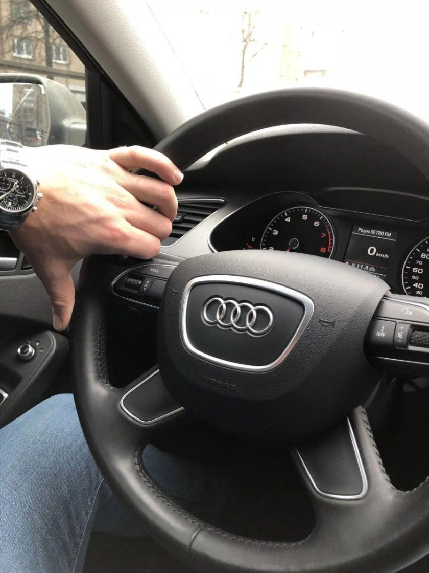 Мужские руки на руле Ауди а4
