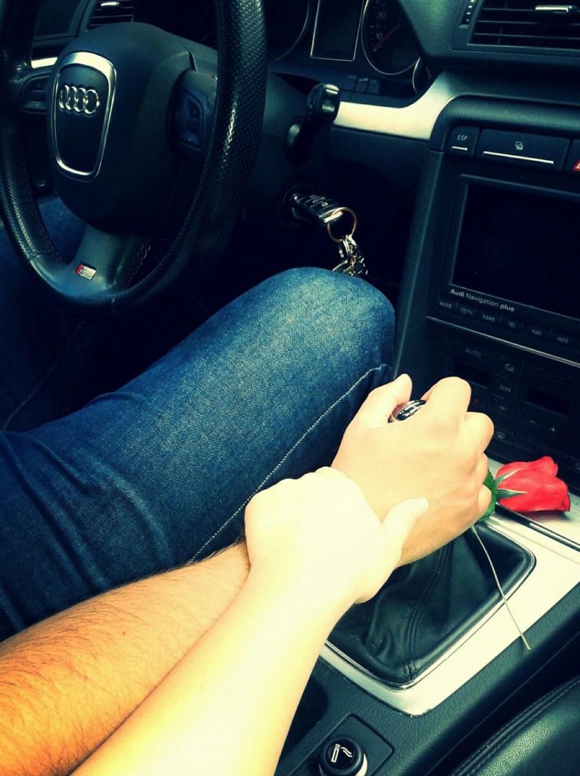 Руки влюбленных в машине
