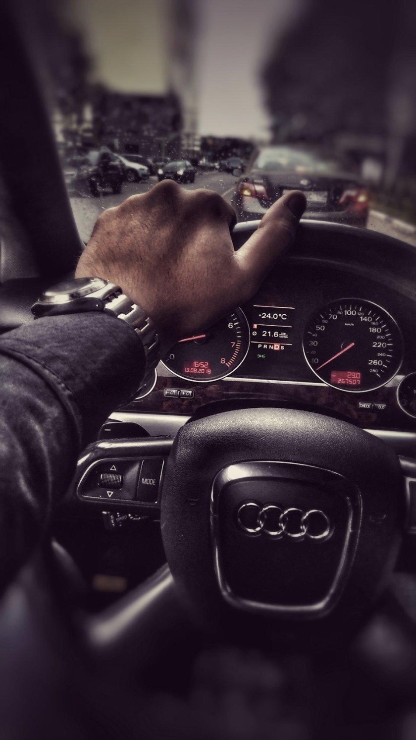 Мужские руки на руле