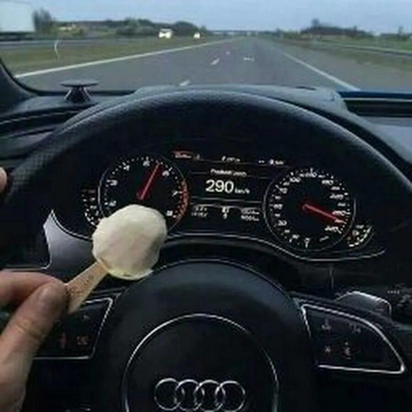 Спидометр 200 км/ч на Ауди