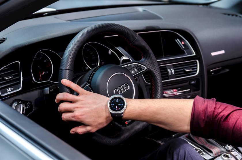 Мужские руки на руле