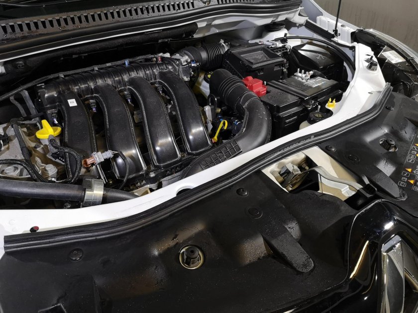 Подкапотное пространство Рено Каптур 2.0