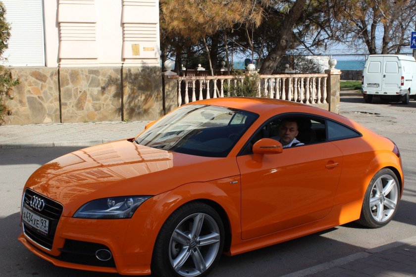Оранжевый Ауди кабриолет