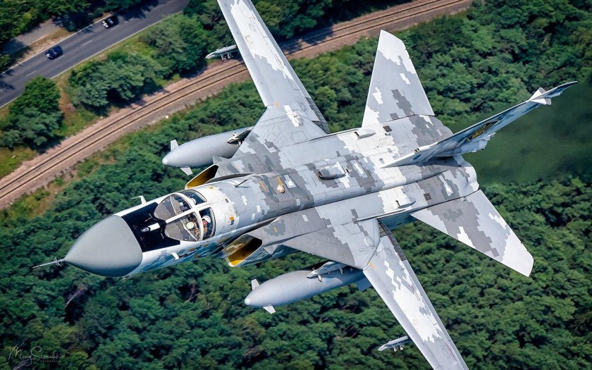 Су-24 бомбардировщик