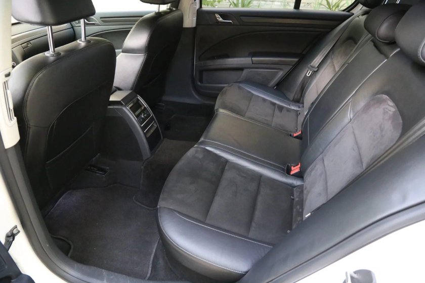 Skoda Superb 2010 салон сзади