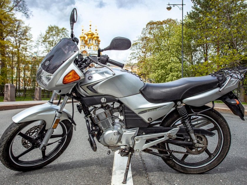 Yamaha YBR 125 серебристый