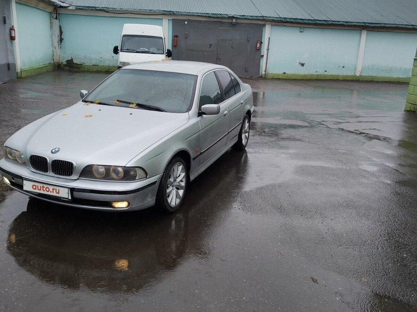 BMW 523 1999 С голубыми фарами