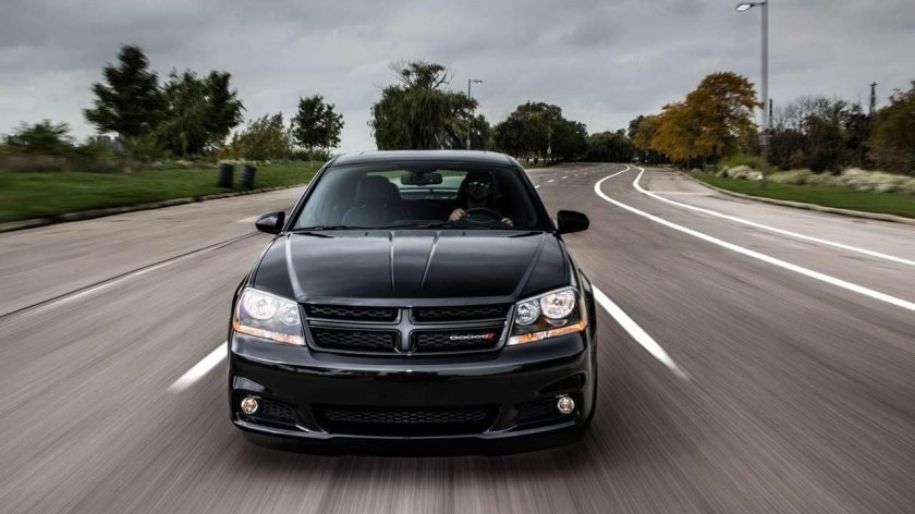 Машина dodge Avenger