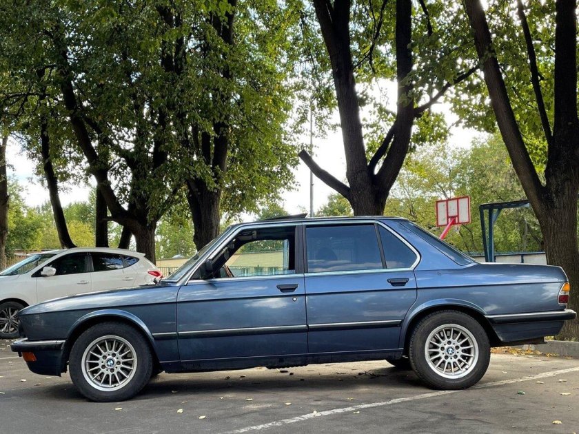 Дилерские наклейки BMW e28