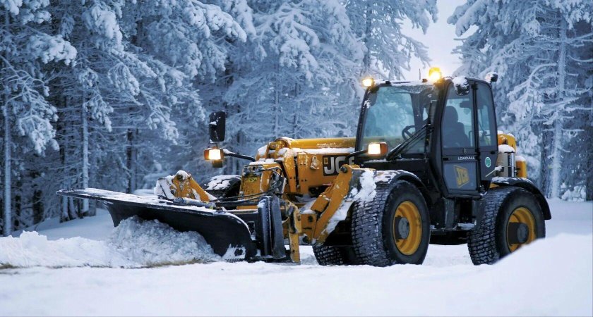 Уборка снега трактором