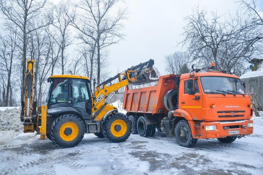 КАМАЗ И JCB уборка снега
