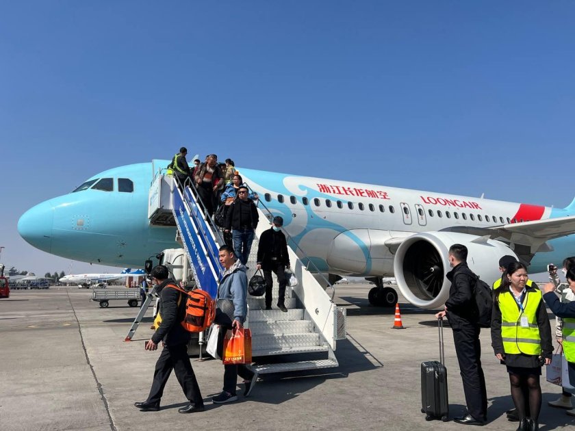 Самолет и аэропорт