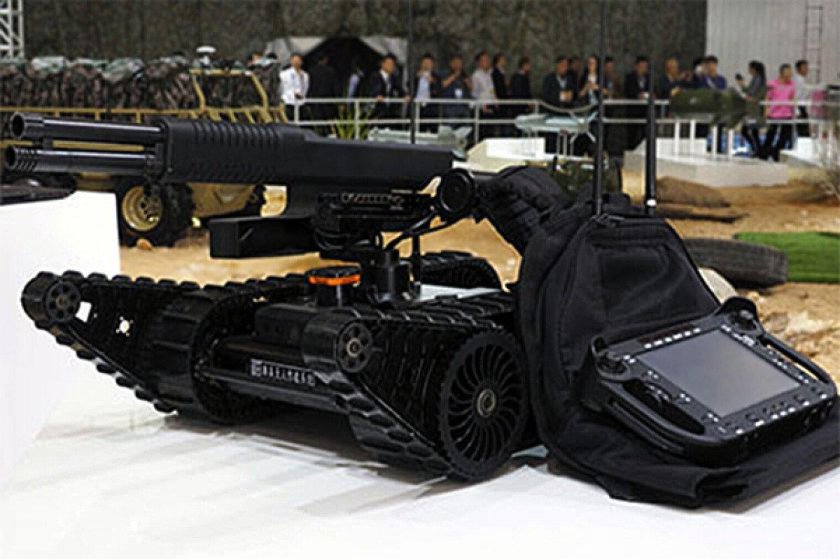 Боевой гусеничный робот