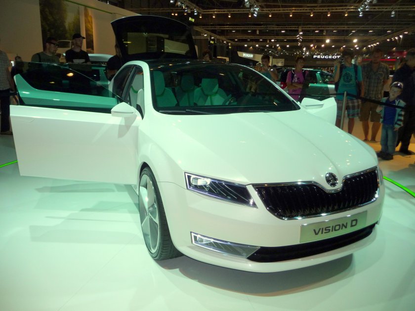 Шкода белого цвета