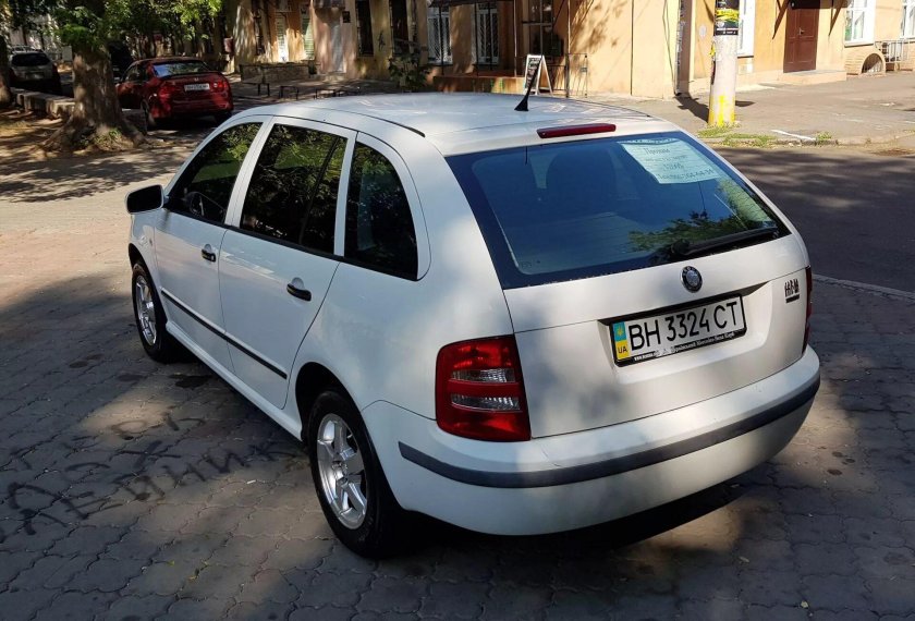 Шкода Фабия 2003 года