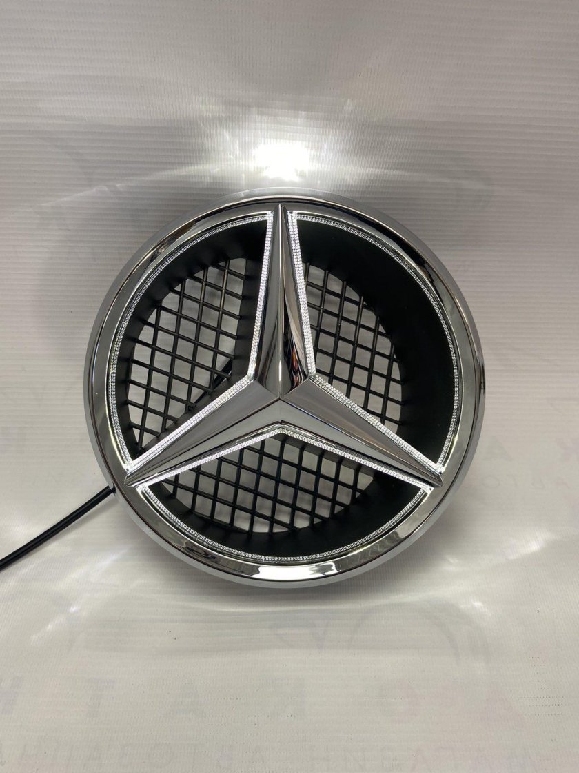 Эмблема в решетку радиатора