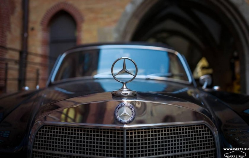 Мерседес Бенц со значком на капоте