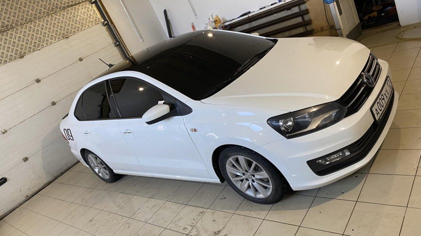 Volkswagen Polo sedan с черной крышей