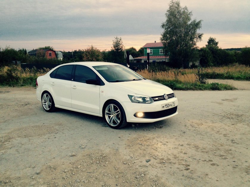 Фольксваген поло белый