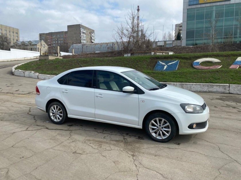 Volkswagen Polo 2015 белый