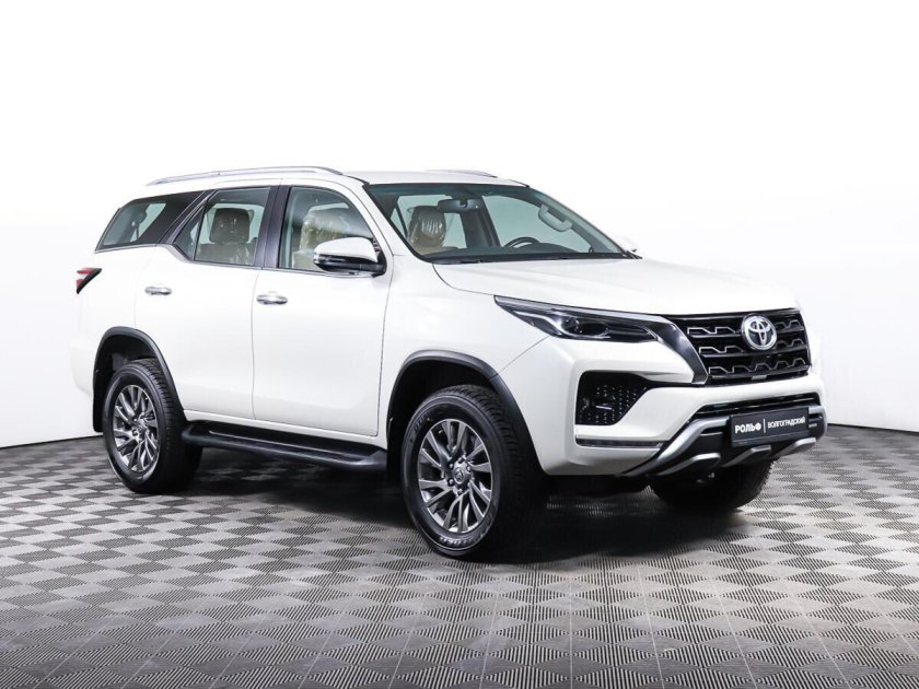 Тойота фортунер 2021 белый