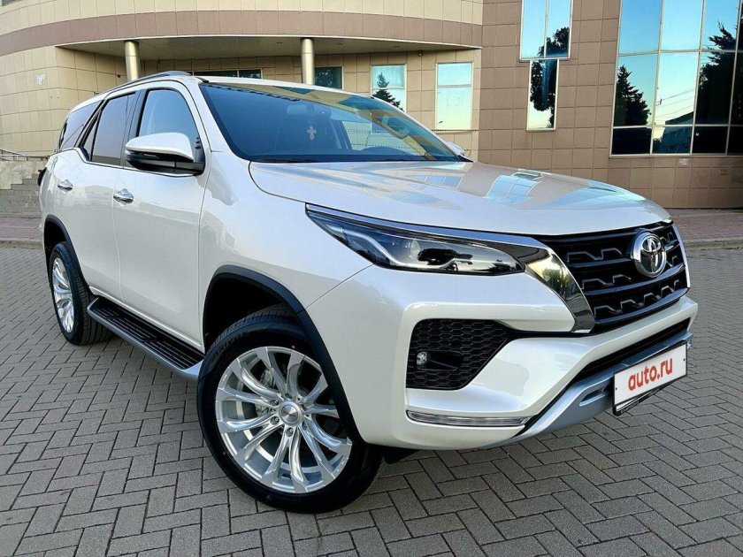 Toyota Fortuner 2022 белый