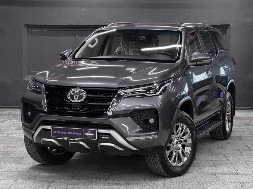 Тойота фортунер 2021