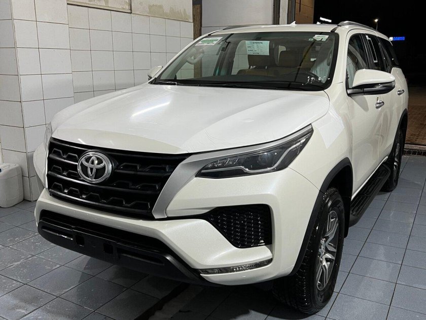 Toyota Fortuner 2022 белый