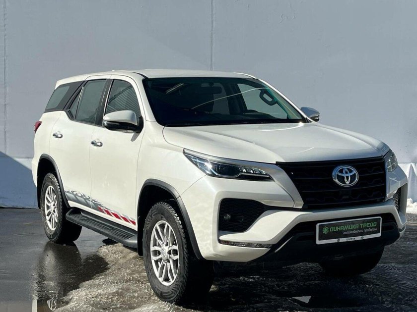Тойота фортунер 2021 белый