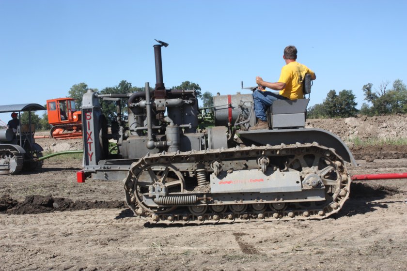 Катерпиллер трактор гусеничный