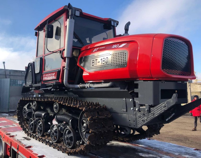 Гусеничный трактор Кировец