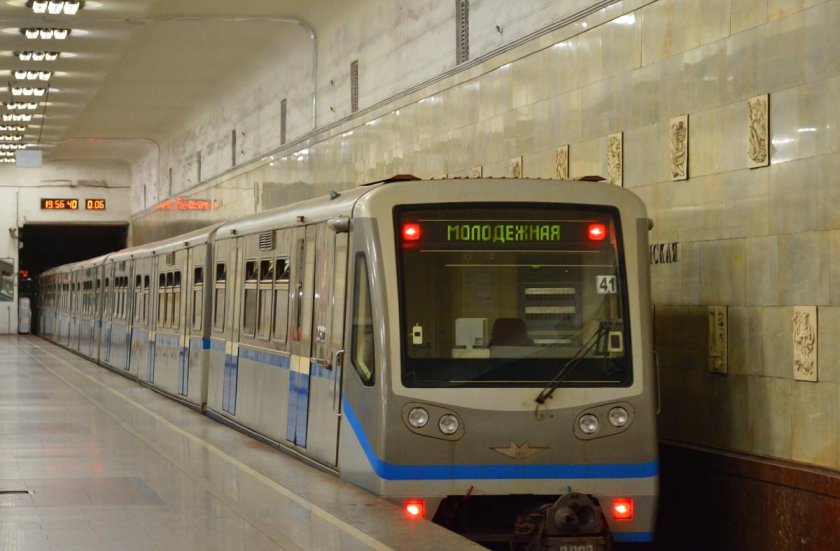Поезд метро русич