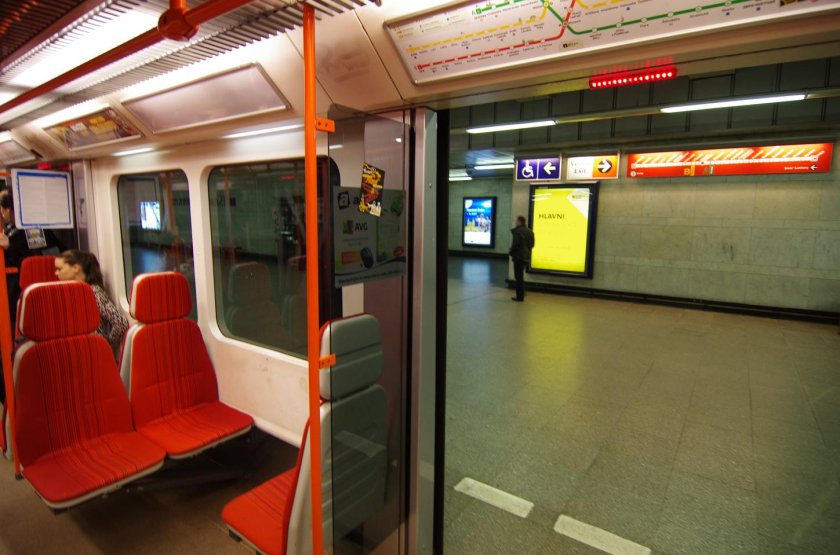 Метро Прага поезд