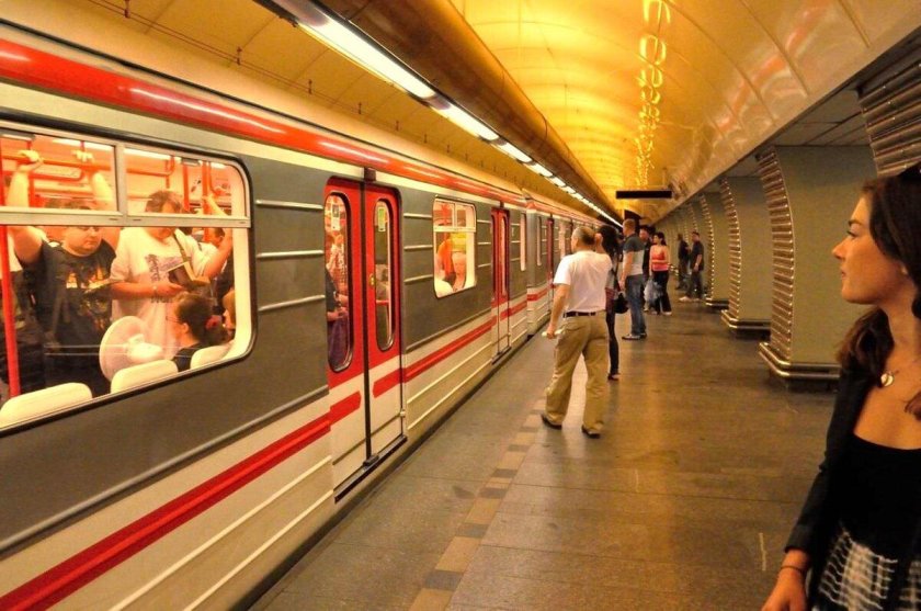 Метро Прага поезд