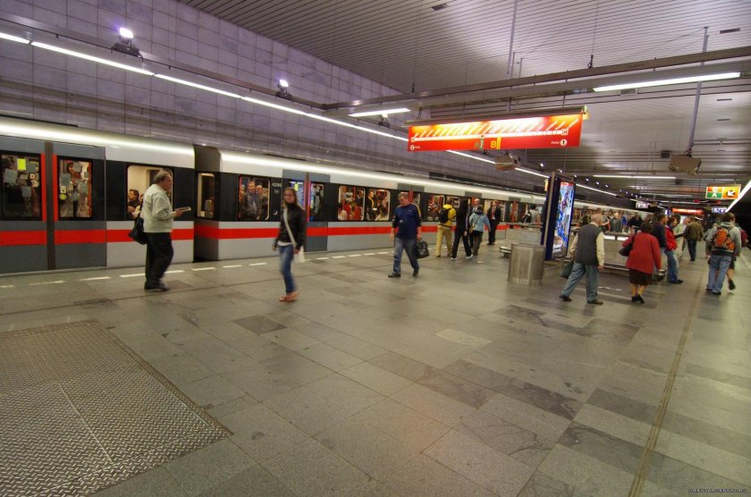 Станция метро Пражская