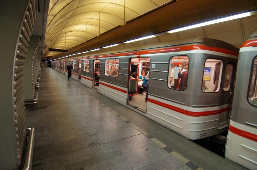 Метро Прага поезд