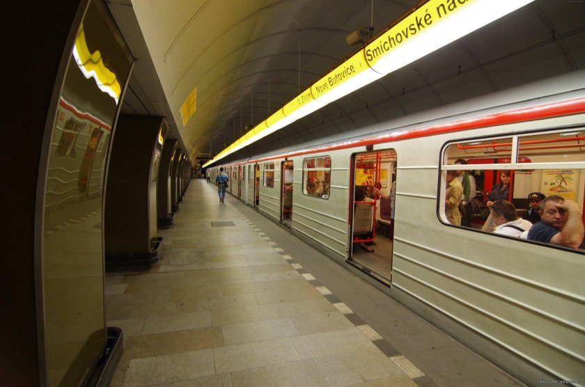 Метро Прага поезд