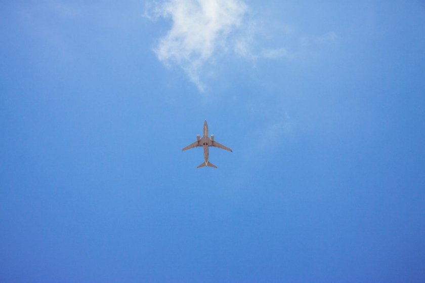 Летящий самолет в небе