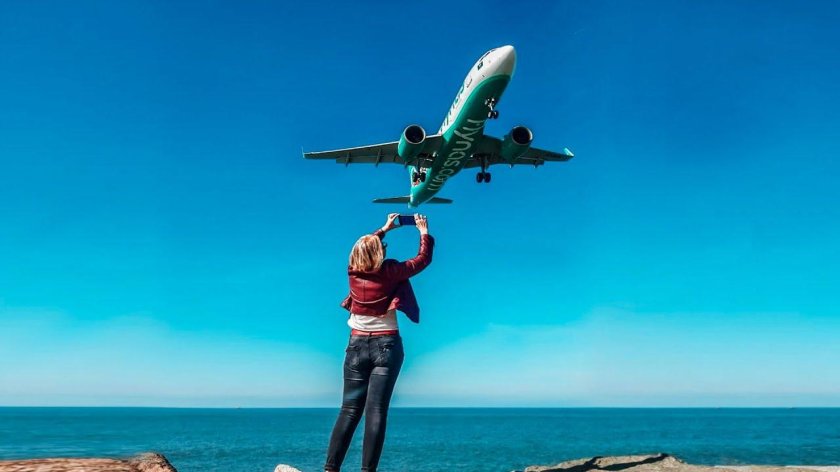 Самолет над пляжем