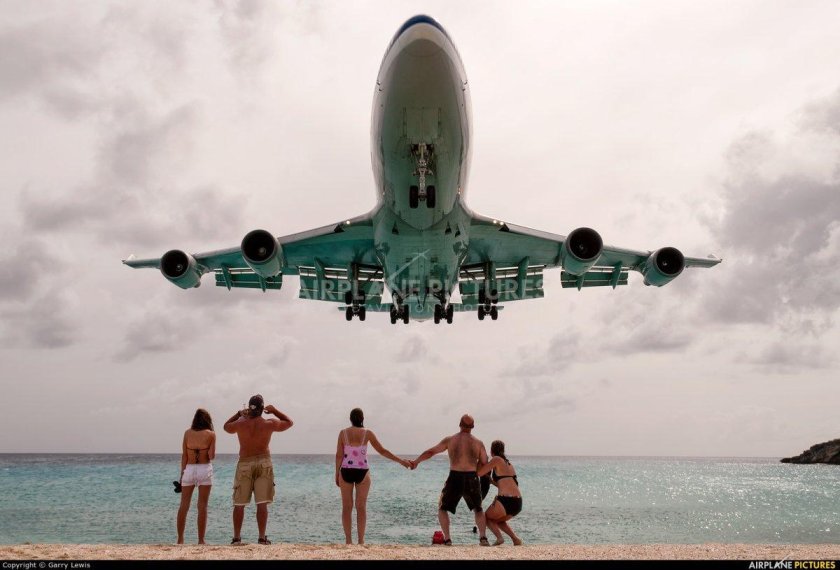 Самолет над головой