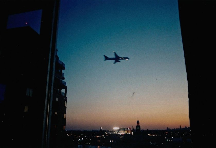 Самолет в небе над городом