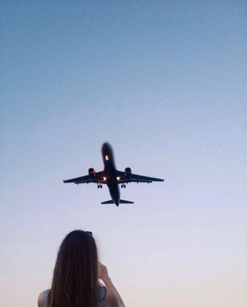 Красивые позы для фото с самолетом