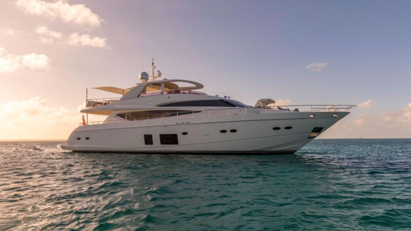 Яхта с флайбриджем