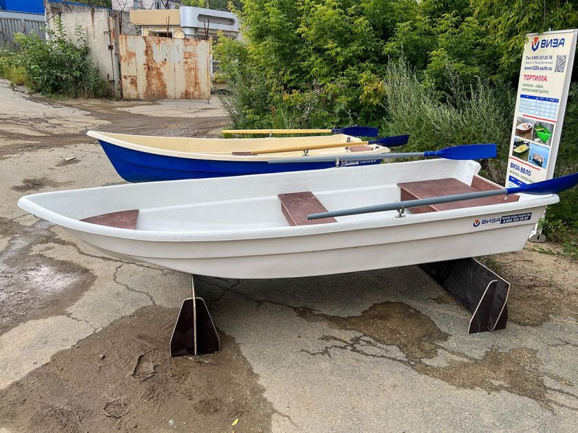 Пластиковая лодка